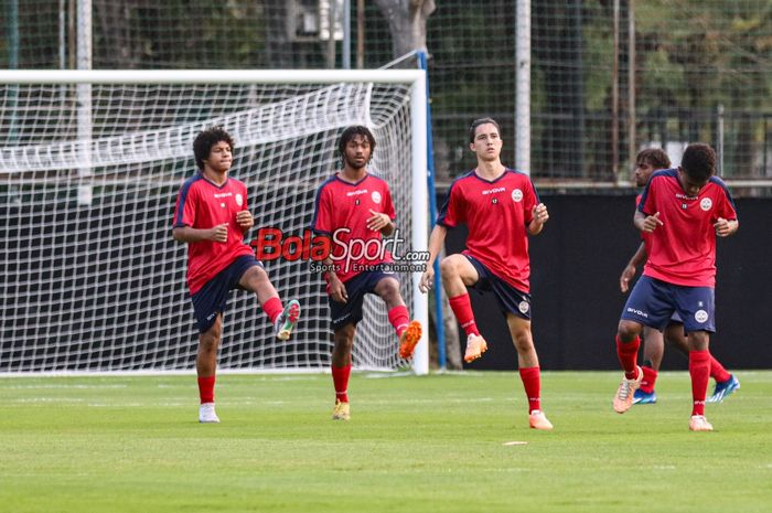 Pemain timnas U-17 Kaledonia Baru yang disebut-sebut mirip Kylian Mbappe yakni Nolhann Alebate (kiri). Ia terlihat menjalani latiham bersama tim jelang Piala Dunia U-17 2023 di Lapangan A GBK, Senayan, Jakarta, Selasa (7/11/2023).