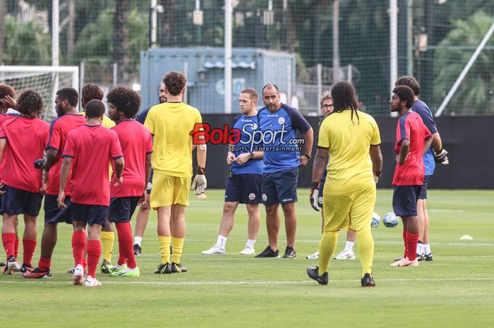 Pelatih timnas U-17 Kaledonia Baru, Leonardo Lopez (tengah), sedang memantau para pemainnya berlatih Sejumlah pemain timnas U-17 Kaledonia Baru sedang menjalani sesi latihan di Lapangan A, Senayan, Jakarta, Selasa (7/11/2023).