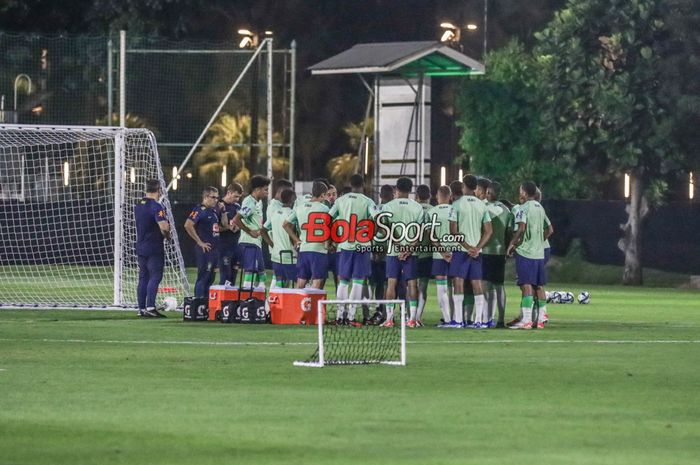 Skuat timnas U-17 Brasil (skuad timnas U-17 Brasil) sedang melakukan briefing saat latihan di Lapangan A, Senayan, Jakarta, Selasa (7/11/2023).