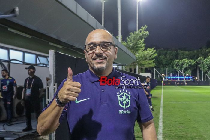 Staf khusus timnas U-17 Brasil, Fabio Oliveira, saat ditemui awak media di Lapangan A, Senayan, Jakarta, Selasa (7/11/2023).