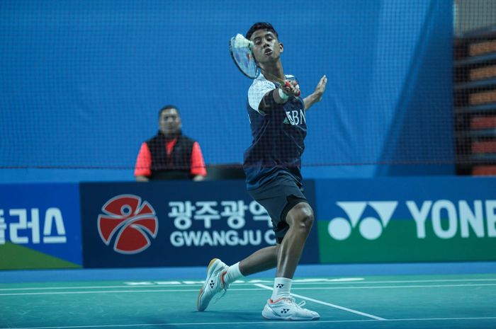 Tunggal putra Indonesia, Alwi Farhan, didampingi asisten pelatih Harry Hartono saat beraksi di final kualifikasi Korea Masters 2023 di Gwangju Women's University Stadium, Gwangju, Korea Selatan.