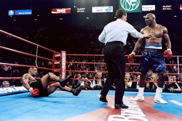 SEJARAH HARI INI Kiamat Pelan pelan Mike Tyson Di Tangan Evander sejarah-hari-ini-kiamat-pelan-pelan-mike-tyson-di-tangan-evander