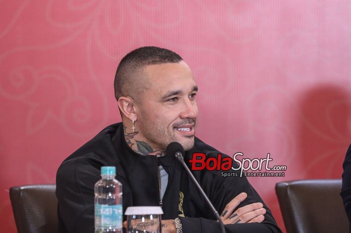 Figur pesepak bola keturunan Indonesia-Belgia, Radja Nainggolan, saat hadir dalam sesi jumpa pers di kawasan Senayan, Jakarta, Rabu (8/11/2023).