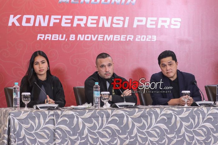 Ketua Umum PSSI, Erick Thohir (kanan), sedang jumpa pers dengan Radja Nainggolan (tengah) dan Sabreena Dressler (kiri) di kawasan Senayan, Jakarta, Rabu (8/11/2023).