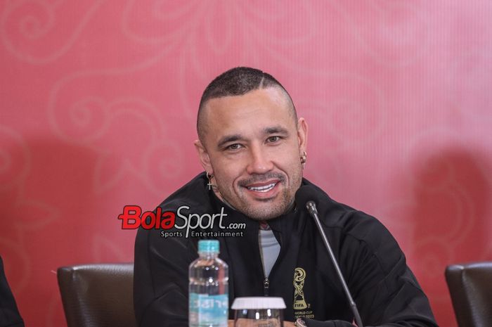 Figur pesepak bola keturunan Indonesia-Belgia, Radja Nainggolan, saat hadir dalam sesi jumpa pers di kawasan Senayan, Jakarta, Rabu (8/11/2023).