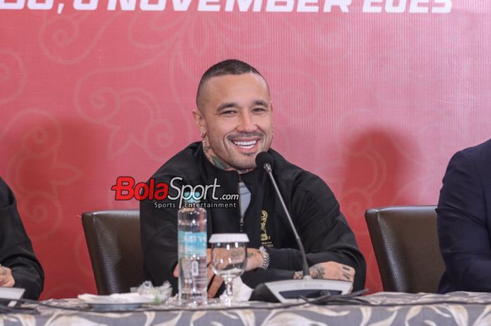 Figur pesepak bola keturunan Indonesia-Belgia, Radja Nainggolan, saat hadir dalam sesi jumpa pers di kawasan Senayan, Jakarta, Rabu (8/11/2023).