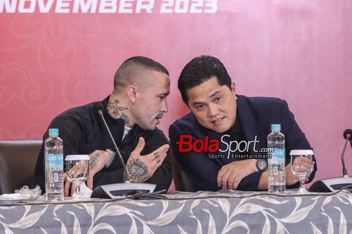 Ketua Umum PSSI, Erick Thohir (kanan), sedang berkomunikasi dengan Radja Nainggolan (kiri) dalam sesi jumpa pers di kawasan Senayan, Jakarta, Rabu (8/11/2023).