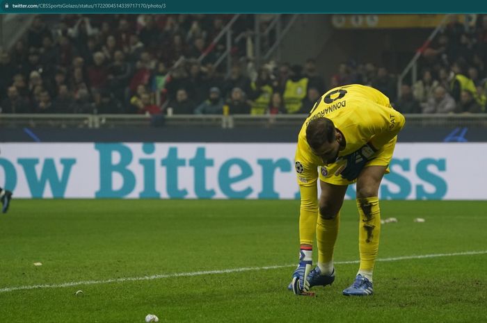 Momen saat Gianluigi Donnarumma membersihkan uang-uang palsu yang dilemparkan oleh para suporter AC Milan ke dalam lapangan San Siro.