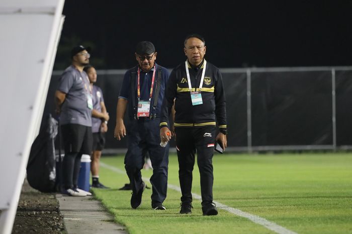 Wakil Ketua Umum (Waketum) PSSI, Zainudin Amali, turut memantau program latihan timnas U-17 Indonesia di Surabaya.