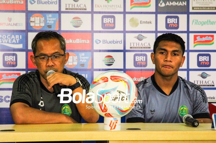 Coach Aji Santoso bersama pemain Persikabo 1973, Frengky Missa dalam Pre-Match Press Conference di Stadion Patriot Candrabhaga, Bekasi, Rabu (8/11/2023).