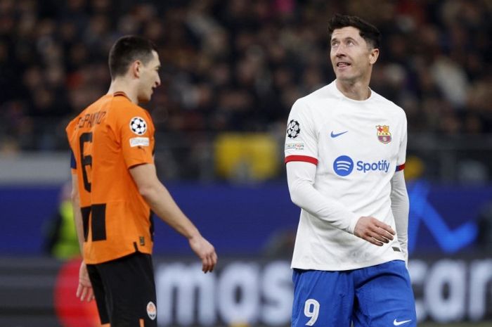 Robert Lewandowski aggal mencetak gol saat jumpa Shakhtar Donetsk pada lanjutan Liga Champions 2023-2024.