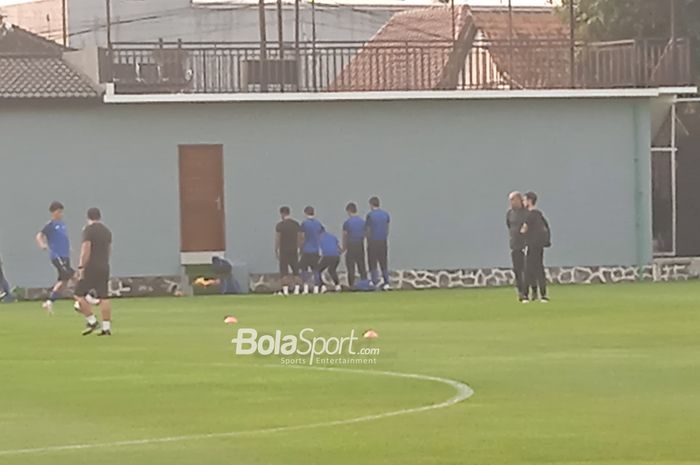 Para pemain dan ofisial Timnas U-17 Uzbekistan melakukan shalat berjamaah saat menjalani latihan hari ketiga di Lapangan Blulukan, Karanganyar, Rabu (8/11/2023) sore WIB