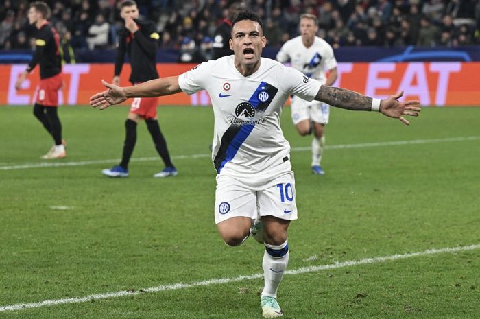 Lautaro Martinez merayakan gol penentu kemenangan Inter Milan atas Salzburg dalam duel Liga Champions di Red Bull Arena (8/11/2023). Inter lolos ke babak 16 besar dan dipastikan dapat tempat pada Piala Dunia Klub 2025.