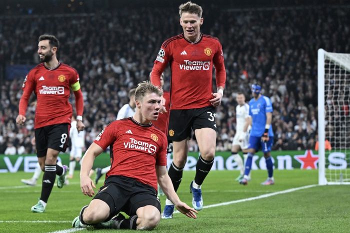 Rasmus Hojlund (bawah) merayakan golnya untuk Man United ke gawang FC Copenhagen pada duel Liga Champions di Stadion Parken (8/11/2023).