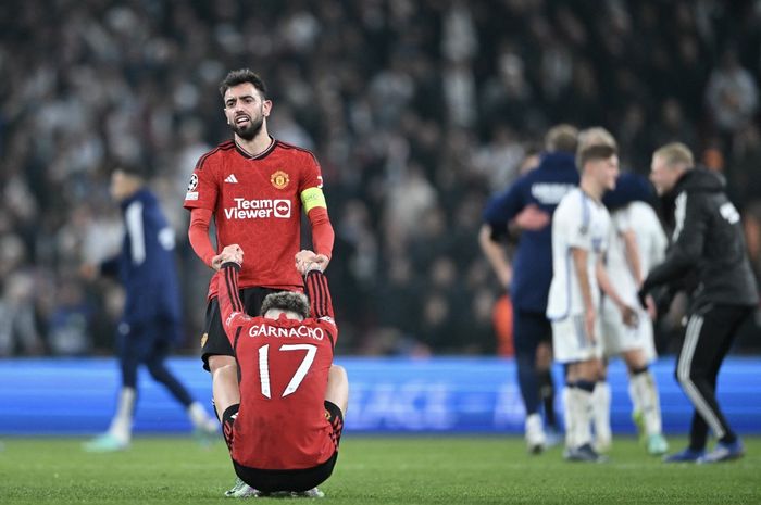 Kapten Man United, Bruno Fernandes, membangunkan Alejandro Garnacho selepas dikalahkan FC Copenhagen pada duel Liga Champions di Stadion Parken (8/11/2023).