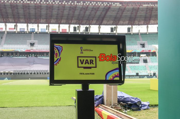 Tampilan layar VAR (Video Assistant Refereee) tampak sudah tersedia jelang Piala Dunia U-17 2023 di Stadion Gelora Bung Tomo, Surabaya, Jawa Timur, Kamis (9/11/2023).