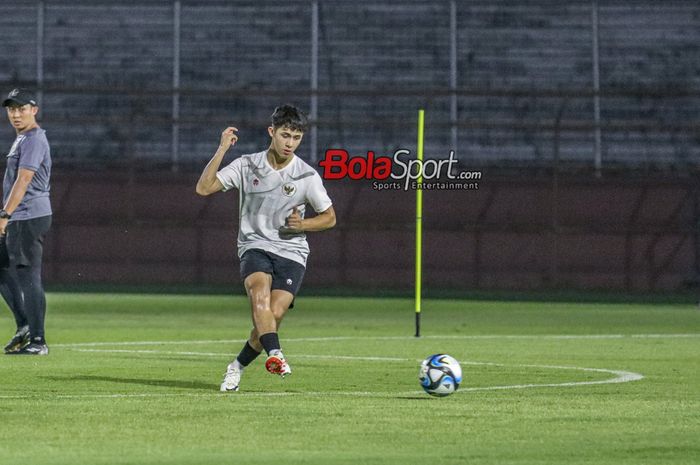 Pemain keturunan timnas U-17 Indonesia, Amar Brkic, sedang berlatih di Stadion 10 November, Surabaya, Jawa Timur, Kamis (9/11/2023).