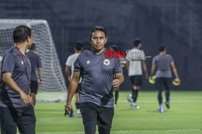 Bima Sakti saat memimpin sesi latihan timnas U-17 Indonesia di Stadion 10 November, Surabaya, Jawa Timur, Kamis (9/11/2023).