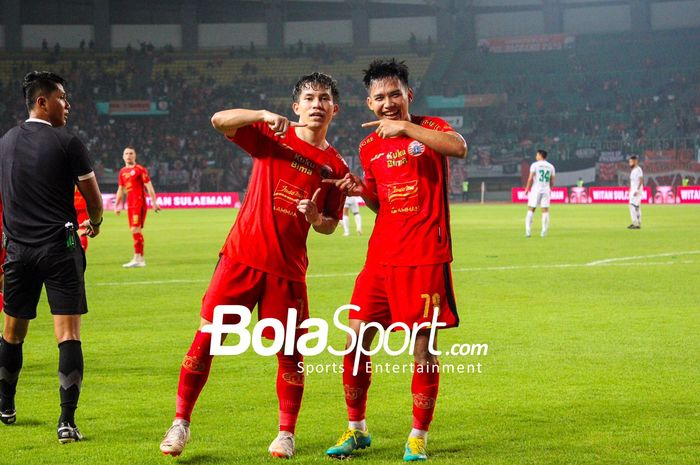 Pemain Persija Witan Sulaeman (kanan) melakukan selebrasi atas golnya pada pertandingan melawan Persikabo 1973, di Stadion Patriot Candrabhaga, Bekasi, Kamis (9/11/2023) malam WIB.