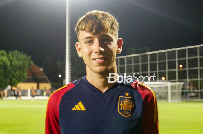 Kapten timnas U-17 Spanyol, Pau Prim saat berlatih di Lapangan Banyuanyar, Banjarsari, Kota Solo, pada Kamis (9/11/2023).