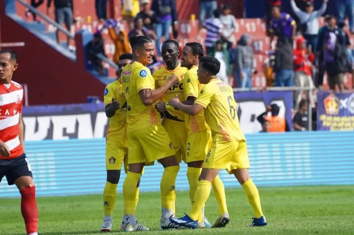Skuad Persik Kediri merayakan gol Flavio Silva ke gawang Madura United pada pekan ke-19 Liga 1 2023/2024. 