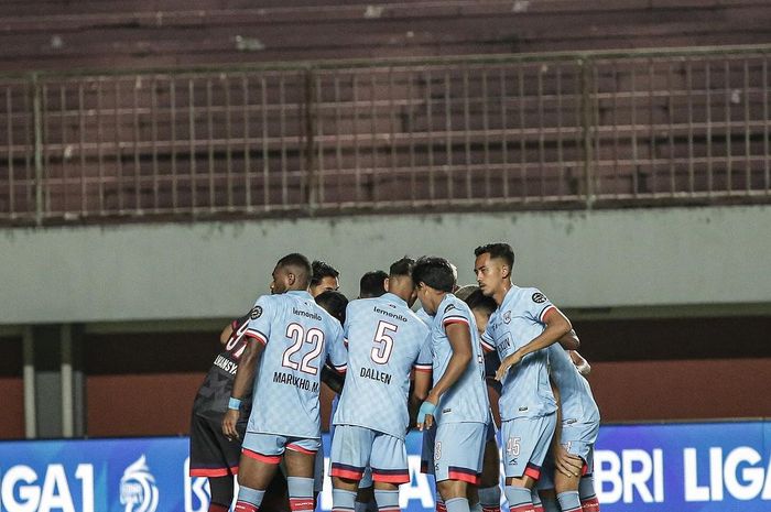 Skuad RANS Nusantara FC melakukan briefing sebelum pertandingan lawan Bhayangkara FC pada pekan ke-19 Liga 1 2023/2024.