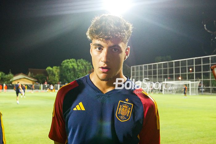 Pemain timnas U-17 Spanyol, Raul Jimenez saat berlatih di Lapangan Banyuanyar, Banjarsari, Kota Solo, pada Kamis (9/11/2023).