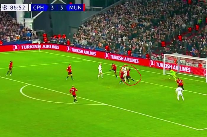 Momen Harry Maguire kasih assist tak sengaja untuk melahirkan gol penentu kemenangan FC Copenhagen atas Man United di Liga Champions (8/11/2023).