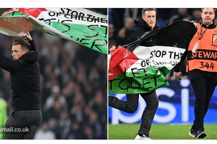 Seorang penonton memasuki lapangan pertandingan FC Copenhagen vs Man United dengan membawa replika bendera Palestina dalam partai Liga Champions di Stadion Parken (8/11/2023).