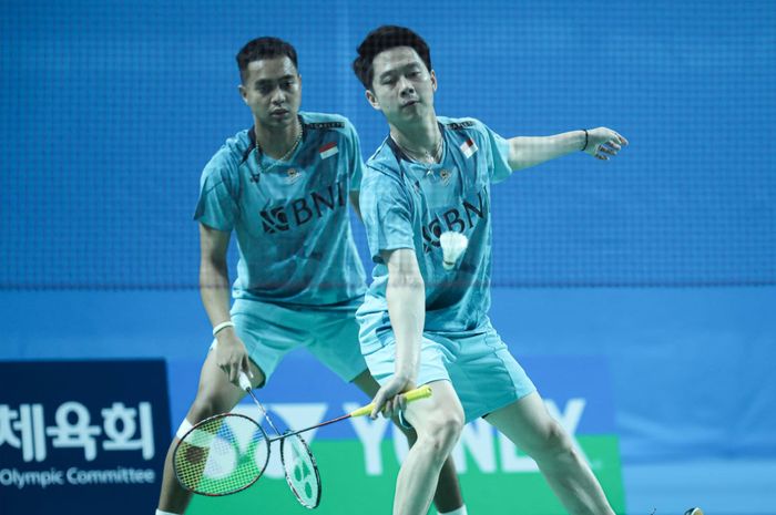 Pasangan ganda putra Indonesia, Rahmat Hidayat/Kevin Sanjaya Sukamuljo, pada babak kedua Korea Masters 2023 di Gwangju Women's University Stadium, Gwangju, Korea Selatan, Kamis (9/11/2023).