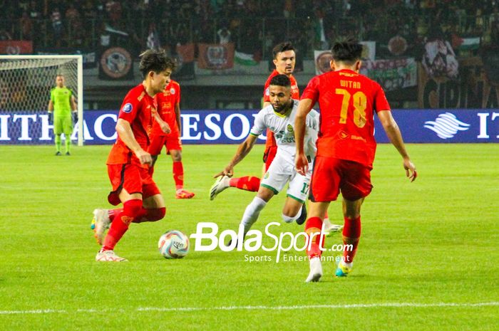 Aksi Ryo Matsumura pada laga Persija Jakarta melawan Persikabo 1973 pada pekan ke-19 Liga 1 2023/2024 di Stadion Patriot Candrabhaga, Bekasi, Kamis (9/11/2023).