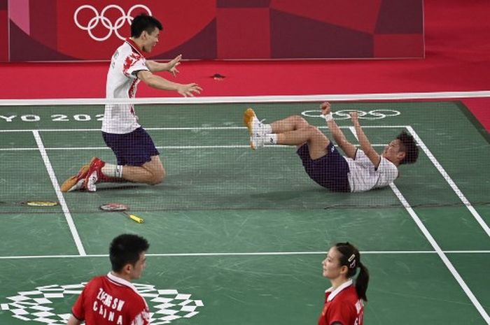 Pasangan ganda campuran China, Wang Yi Lyu/Huang Dong Ping, merayakan keberhasilan meraih emas Olimpiade Tokyo 2020 setelah mengalahkan rekan senegara, Zheng Si Wei/Huang Ya Qiong, pada final di Musashino Forest Sports Plaza in Tokyo, 30 Juli 2021. 