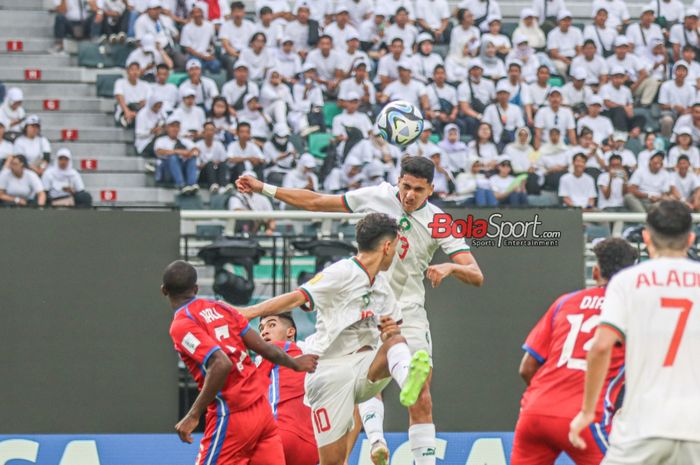 Saifdine Chlaghmo (kanan) sedang menyundul bola dalam laga pertama Piala Dunia U-17 2023 antara timnas U-17 Panama versus timnas U-17 Maroko di Stadion Gelora Bung Tomo, Surabaya, Jawa Timur, Jumat (10/11/2023).