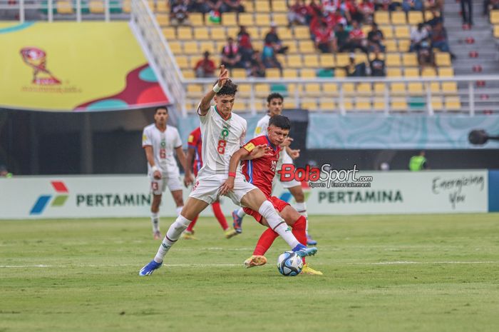 Adam Boufandar (kiri) sedang berebut bola dengan Oldemar Castillo (kanan) dalam laga pertama Piala Dunia U-17 2023 antara timnas U-17 Panama versus timnas U-17 Maroko di Stadion Gelora Bung Tomo, Surabaya, Jawa Timur, Jumat (10/11/2023).