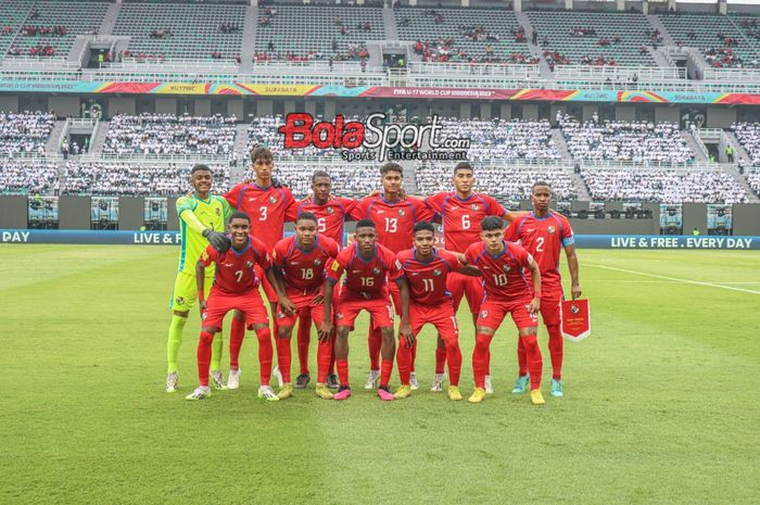 Skuat timnas U-17 Panama (skuad timnas U-17 Panama) sedang berfoto bersama jelang bertanding dalam laga pertama Piala Dunia U-17 2023 di Stadion Gelora Bung Tomo, Surabaya, Jawa Timur, Jumat (10/11/2023).