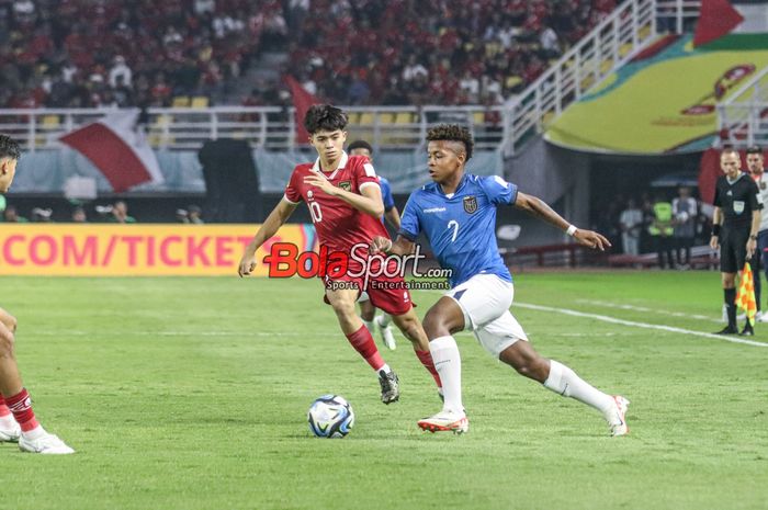 Keny Arroyo (kanan) sedang menguasai bola dan dibayangi Ji Da-bin (kiri) dalam laga babak penyisihan Grup A Piala Dunia U-17 2023 antara timnas U-17 Indonesia versus timnas U-17 Ekuador di Stadion Gelora Bung Tomo, Surabaya, Jawa Timur, Jumat (10/11/2023).