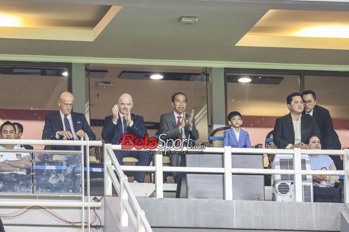 (Dari kiri ke kanan) Pierluigi Colina, Gianni Infantino, Joko Widodo, Jan Ethes, hingga Erick Thohir turut menonton laga babak penyisihan Grup A Piala Dunia U-17 2023 antara timnas U-17 Indonesia versus timnas U-17 Ekuador di Stadion Gelora Bung Tomo, Surabaya, Jumat (10/11/2023).