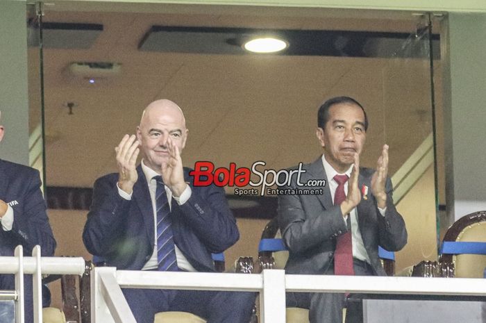 Presiden FIFA, Gianni Infantino (kiri) dan Presiden Republik Indonesia, Joko Widodo (kanan) menonton laga babak penyisihan Grup A Piala Dunia U-17 2023 antara timnas U-17 Indonesia versus timnas U-17 Ekuador di Stadion Gelora Bung Tomo, Surabaya, Jumat (10/11/2023).