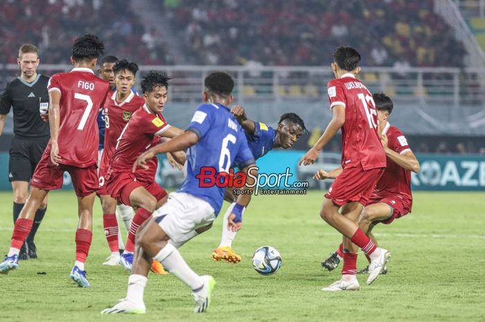 Allen Obando sedang menguasai bola dalam laga babak penyisihan Grup A Piala Dunia U-17 2023 antara timnas U-17 Indonesia versus timnas U-17 Ekuador di Stadion Gelora Bung Tomo, Surabaya, Jawa Timur, Jumat (10/11/2023).