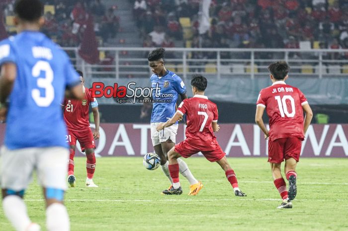 Allen Obando (kiri) sedang menguasai bola dalam laga babak penyisihan Grup A Piala Dunia U-17 2023 antara timnas U-17 Indonesia versus timnas U-17 Ekuador di Stadion Gelora Bung Tomo, Surabaya, Jawa Timur, Jumat (10/11/2023).