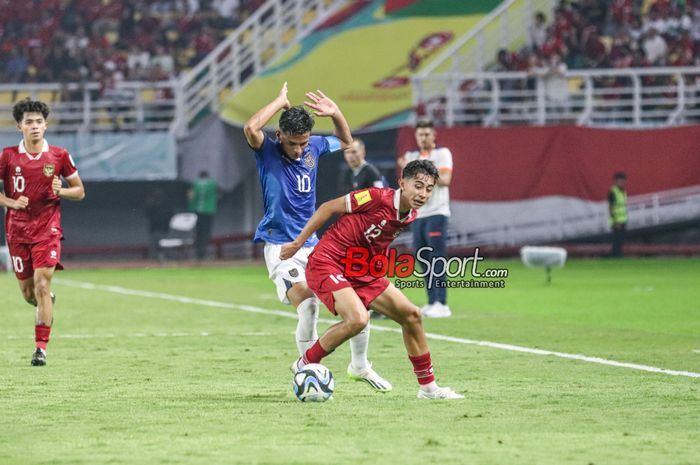 Welber Jardim (kanan) sedang menguasai bola dan dibayangi Michael Bermudez (kiri) dalam laga babak penyisihan Grup A Piala Dunia U-17 2023 antara timnas U-17 Indonesia versus timnas U-17 Ekuador di Stadion Gelora Bung Tomo, Surabaya, Jawa Timur, Jumat (10/11/2023).