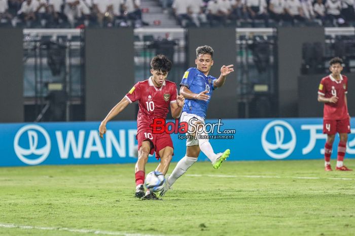 Ji Da-bin (kiri) sedang menendang bola dan dibayangi Michael Bermudez (kanan) dalam laga babak penyisihan Grup A Piala Dunia U-17 2023 antara timnas U-17 Indonesia versus timnas U-17 Ekuador di Stadion Gelora Bung Tomo, Surabaya, Jawa Timur, Jumat (10/11/2023).