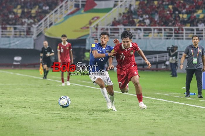 Nabil Asyura (kanan) sedang mengejar bola dan dibayangi Anibal Gomez (kiri) dalam laga babak penyisihan Grup A Piala Dunia U-17 2023 antara timnas U-17 Indonesia versus timnas U-17 Ekuador di Stadion Gelora Bung Tomo, Surabaya, Jawa Timur, Jumat (10/11/2023).