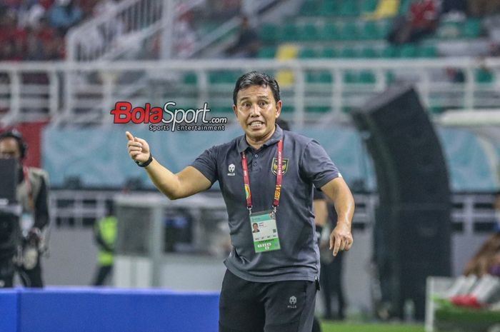 Pelatih timnas U-17 Indonesia, Bima Sakti, sedang memantau timnya bertanding di Stadion Gelora Bung Tomo, Surabaya, Jawa Timur, Jumat (10/11/2023).