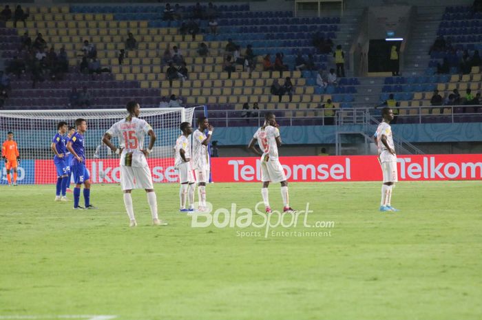 Momen pemain timnas U-17 Mali saat menunggu review VAR oleh wasit di pertandingan melawan Uzbekistan pada babak penyisihan grup B Piala Dunia U-17 2013 di Stadion Manahan Surakarata, Jumat (10/11/2023).