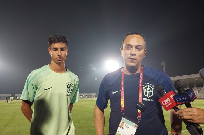 Pelatih timnas U-17 Brasil Phelipe Leal saat memberikan keterangan kepada awak media di Stadion Madya, Senayan, Jakarta, Jumat (10/11/2023).