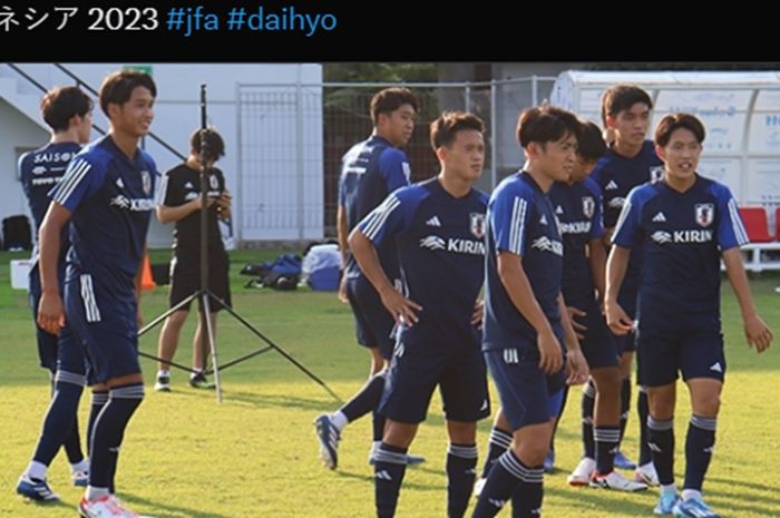 Momen timnas U-17 Jepang berlatih di Bandung jelang persiapan laga pembuka melawan Polandia di Grup D Piala Dunia U-17 2023.