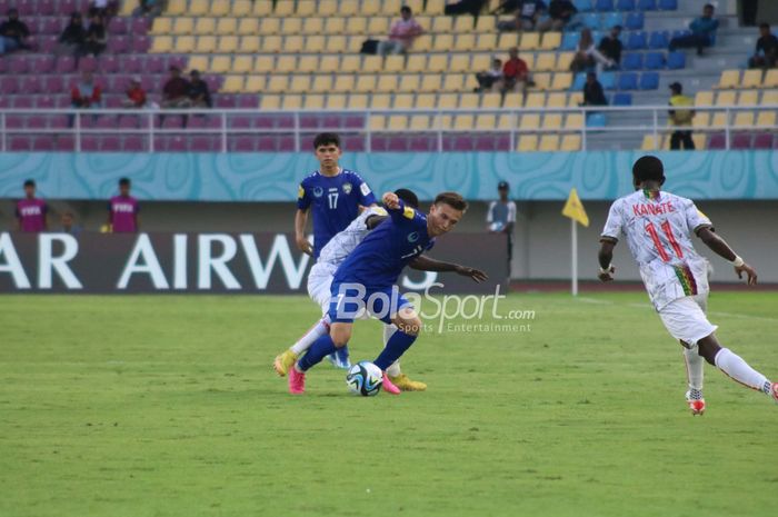 Kapten Timnas U-17 Uzbekistan, Lazizbek Mirzaev (depan bawa bola), yang mengakui meniru tendangan gaya Cristian Ronaldo.