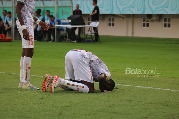 Pemain Mali, Mamadou Doumbia melakukan selebrasi sujud syukur saat mencetak gol pertama pada laga pertama Grup B Piala Dunia U-17 2023 lawan Uzbekistan di Stadion Manahan, Solo, Jumat (10/11/2023)