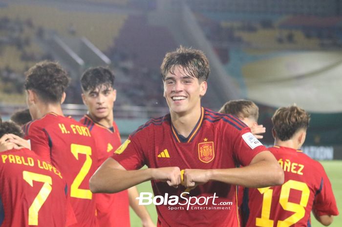 Selebrasi pemain Timnas U-17 Spanyol, Marc Guiu usai mencetak gol pertama lawan Kanada pada Matchday pertama Grup B Piala Dunia U-17 2023 di Stadion Manahan, Solo, Jumat (10/11/2023)